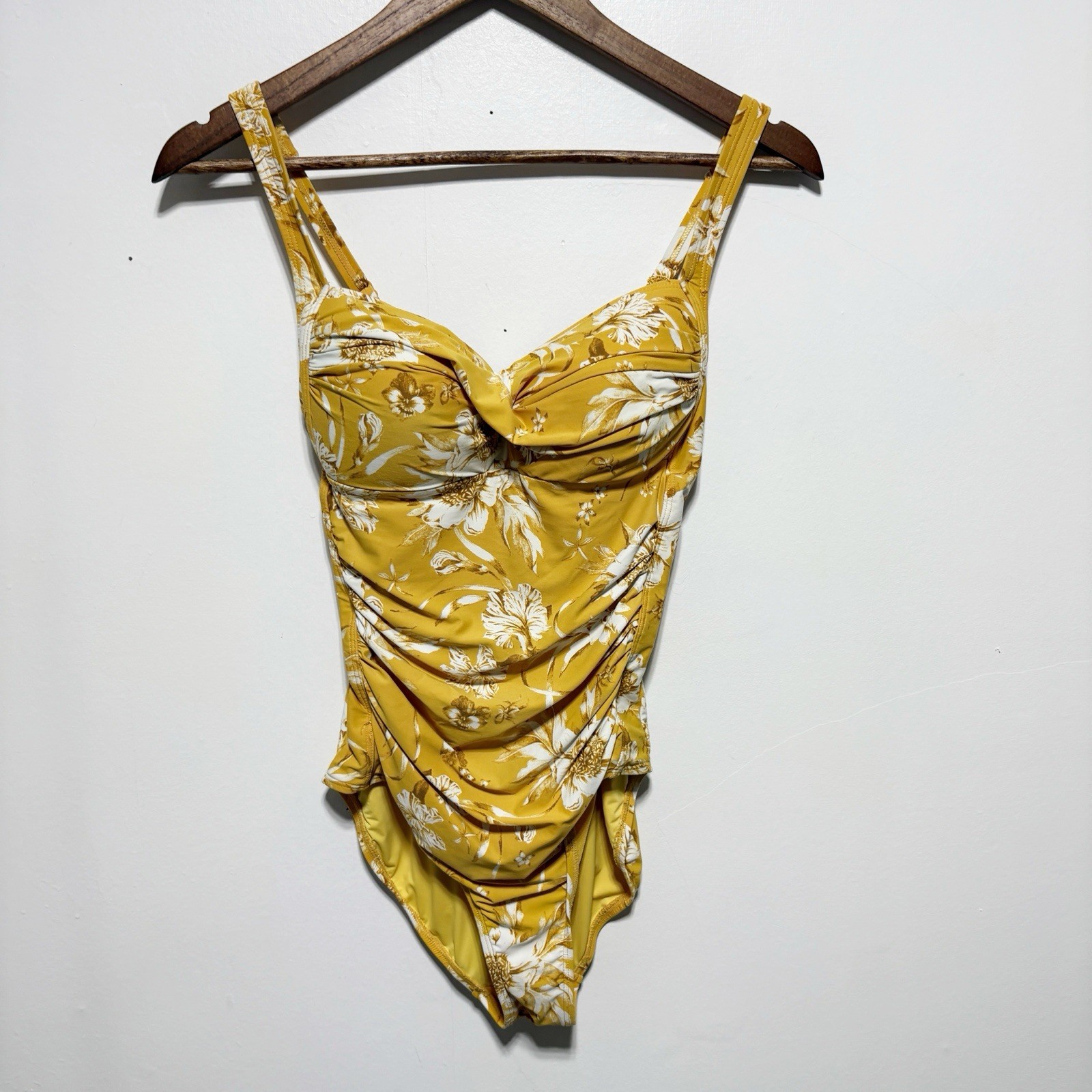 Nip Tuck Swim Womens 6 Yellow Floral One Piece Swimsuit Multi Fit Cup