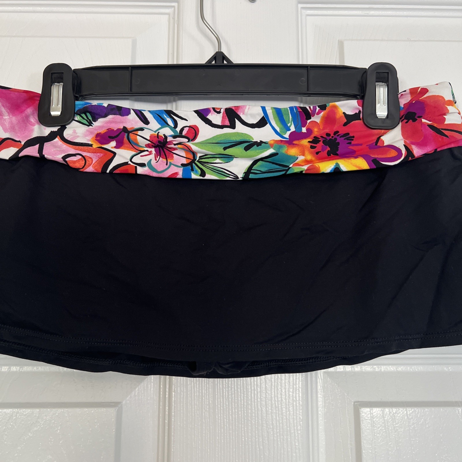 La Blanca Multi Color Bold Floral Waistband Swimskirt In A Sleek Black Base Siz8