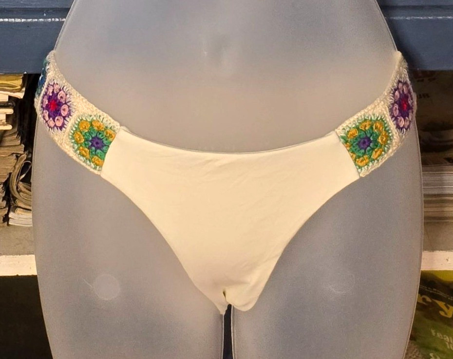 Isabella Rose Cali Crochet Embroidered Bikini Bottoms Small Floral Natural